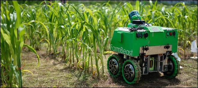 FarmBeast je manjši kmetijski robot, ki ga razvijajo študentje in profesorji iz Univerze Maribor. Z njim dosegajo že odlična mesta na študentskih tekmovanjih iz kmetijskih robotov. Foto: Erik Rihter/Delo
