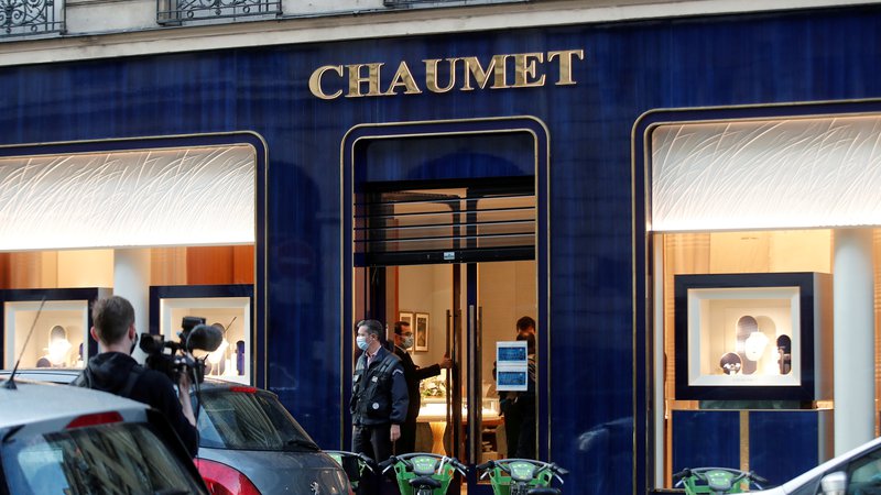 Fotografija: Policijski preiskovalci v draguljarni Chaumet, potem ko je bila 27. julija tarča ropa v Parizu v Franciji. Foto: REUTERS/Benoit Tessier