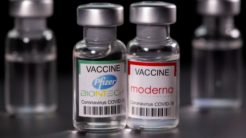 Fotografija: Cepivo proti covidu-19 Pfizer-BioNTech in Moderna. Foto: REUTERS/Dado Ruvic