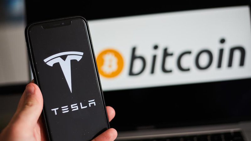 Fotografija: Prvi mož Tesle, Elon Musk, z objavami na socialnih omrežjih močno vpliva na ceno bitcoina. Foto: Shutterstock