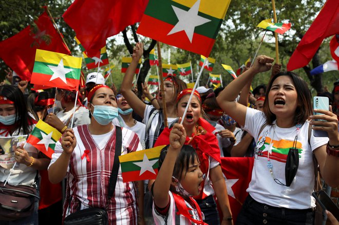 Državljani Mjanmara protestirajo pred pisarno Združenih Narodov v Bangkoku na Tajskem, 22. februar, 2021. Foto: Soe Zeya/Reuters
