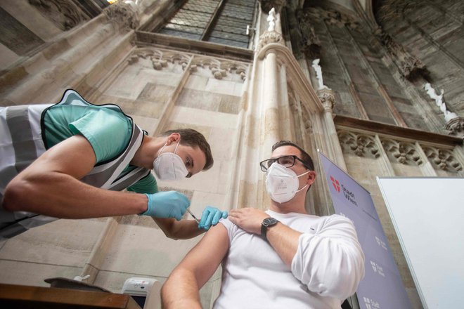 V teh dneh je cepivo mogoče dobiti tudi v dunajski stolnici Sv. Štefana. Foto: ALEX HALADA / AFP