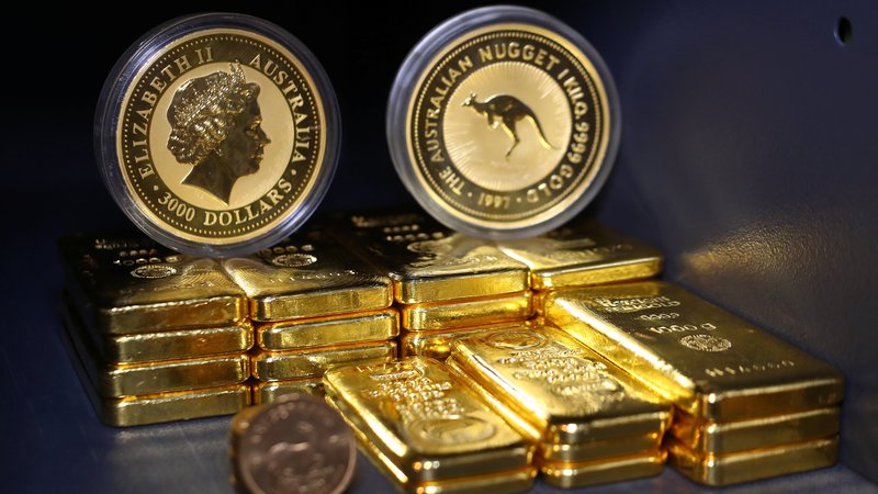 Fotografija: Zlate palice in kovanci shranjeni na varnem kot naložba. Foto: Michael Dalder/Reuters