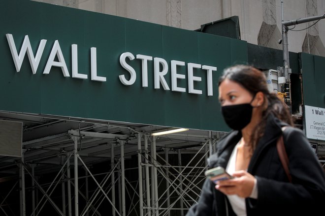 Wall Street znak v bližini borze v New Yorku. Foto: Brendan McDermid/Reuters