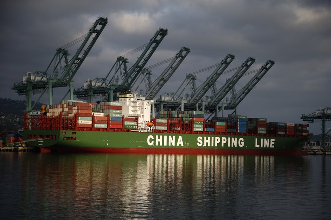 Kitajska tovorna ladja podjetja China Shipping Container Lines (COSCO). Foto: Lucy Nicholson/Reuters