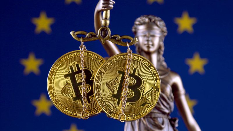Fotografija: Evropska unija povečuje nadzor nad kriptovalutami. Foto: Shutterstock