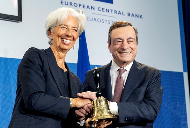 Mario Draghi simbolično predaja predsedovanje ECB Christine Lagarde, 28. oktober, 2019. Foto: Reuters<br />
 
