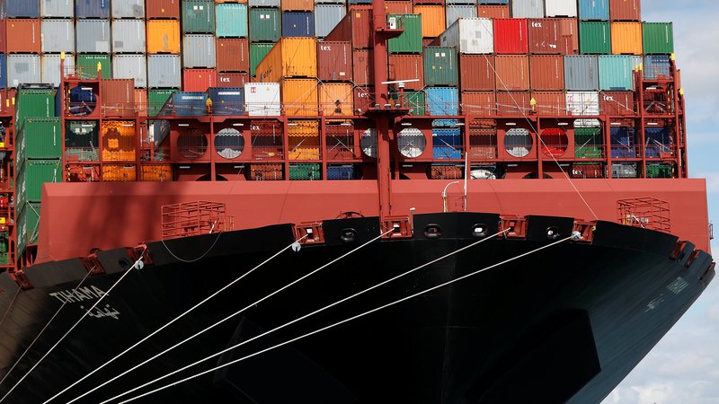 Fotografija: Tovorna ladja potrebuje 35 dni s Kitajske do Evrope. Foto: Peter Nicholls/Reuters