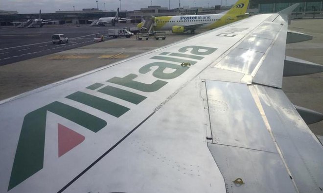 Krilo letala družbe Alitalia na milanskem letališču. Foto: Antonio Calanni/AP