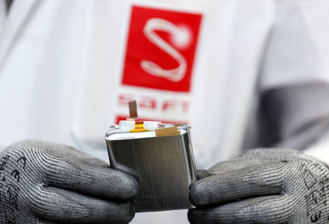 Litij se uporablja za izdelavo litij-ionskih baterij. Foto: Reuters