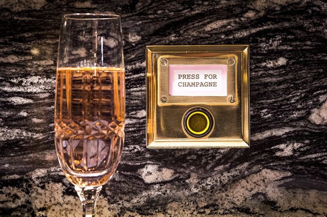 Press for champagne. Foto: Jules Verne restaurant in the Eiffel Tower