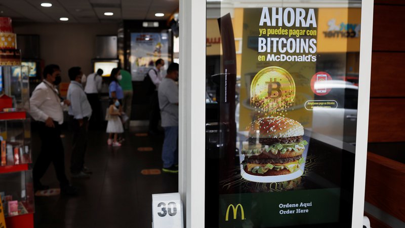 Fotografija: V McDonaldsu sprejemajo bitcoin kot plačilno sredstvo, Salvador, 8. september, 2021, Foto: Jose Cabezas/Reuters

 