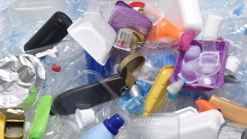 Fotografija: Če se količina plastike za enkratno uporabo ne omeji, bo po napovedih do leta 2050 v oceanih več plastike kot rib. FOTO: Interseroh