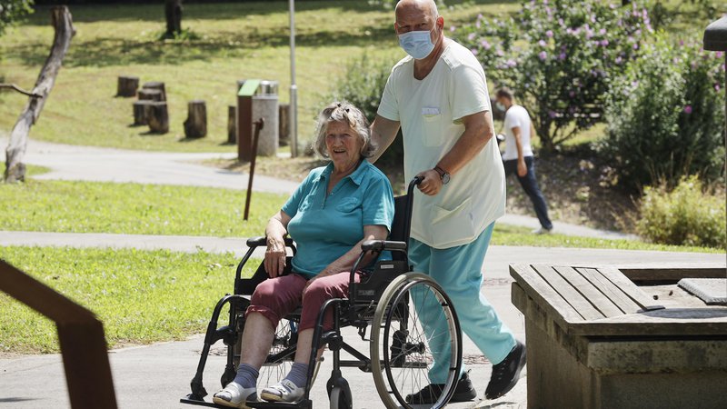 Fotografija: Avstrija je vse bolj država starejših ljudi. Od skupaj nekaj več kot 8,9 milijona prebivalcev je že vsak sedmi (1,26 milijona) starejši od 70 let. Foto: Jože Suhadolnik / Delo