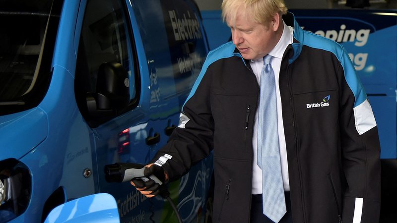 Fotografija: Britanski predsednik vlade Boris Johnson si ogleduje električen kombi med obiskom podjetja British Gas, Leicester, Anglija, 13. september 2021. Foto: Rui Vieira / AFP