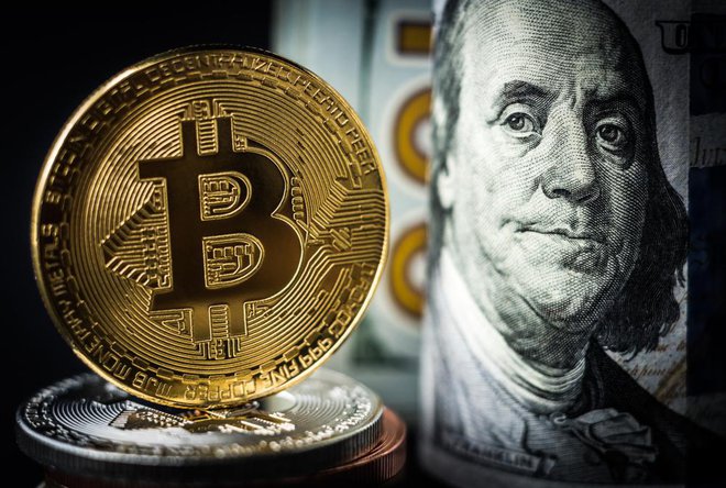 Bitcoin in dolar. Foto: Shutterstock