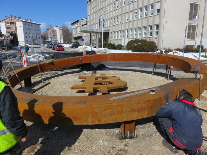 Bitcoin krožno križišče v Kranju. Foto: Račič Blaž / Delo