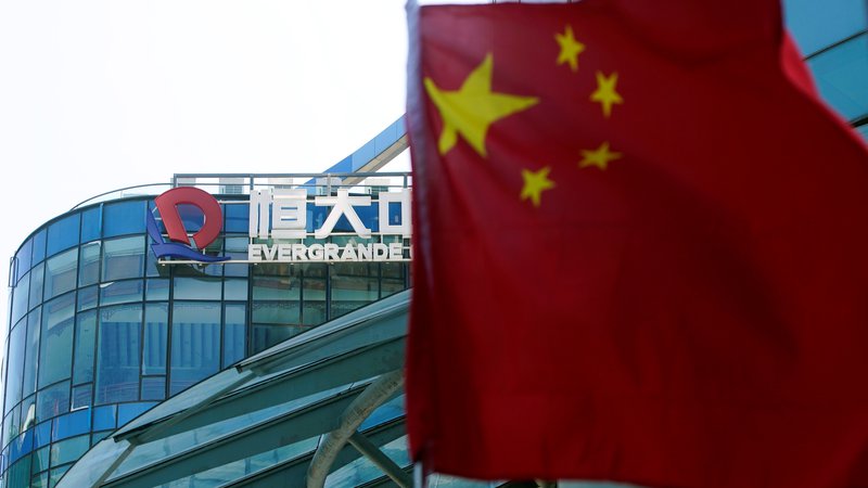 Fotografija: Kitajska zastava pred centrom Evergrande, Šanghaj, Kitajska, 22. september 2021. Foto: Aly Song / Reuters