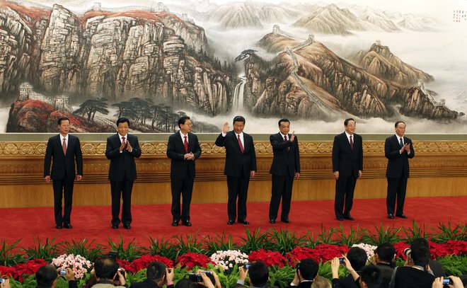 Kitajski uradniki od leve proti desni: Zhang Gaoli, Liu Yunshan, Zhang Dejiang, Xi Jinping, Li Keqiang, Yu Zhengsheng in Wang Qishan, Peking, Kitajska, 15. november 2012. Foto: Carlos Barria / Reuters