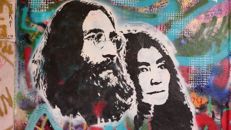 Fotografija: John Lennon in Yoko Ono - grafit na zidu v Pragi. Foto: Shutterstock