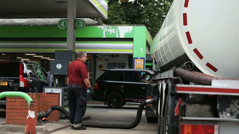 Fotografija: Voznik cisterne z gorivom polni rezervoarje bencinskih črpalk, Velika Britanija, 25. september 2021. Foto: Lindsey Parnaby / AFP
 