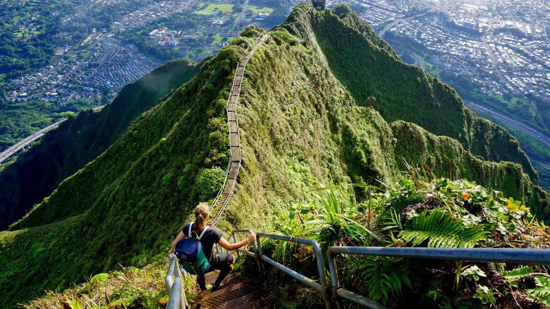 Fotografija: Znamenitost privablja številne turiste, vendar pa je njihova uporaba prepovedana. Stopnišče Haiku, Havaji. Foto: Shutterstock