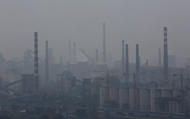 Kitajska si prizadeva zmanjšati škodljive emisije. Foto: Sheng Li / Reuters