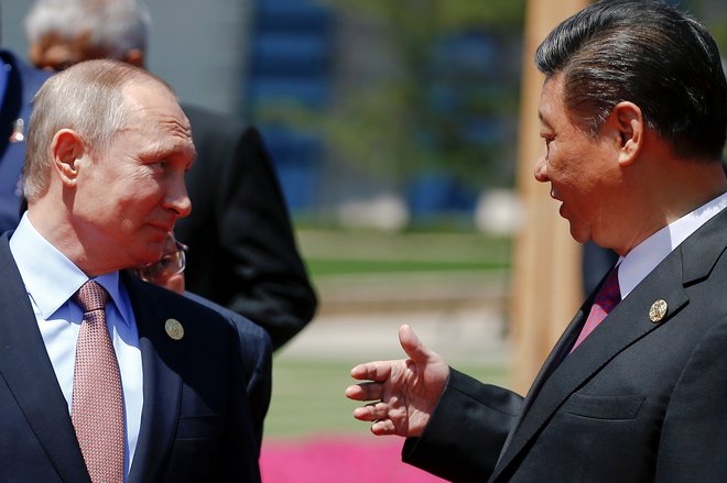 Kitajski predsednik Xi Jinping in ruski predsednik Vladimir Putin na fotumu iniciative Belt and Road. Foto: Damir Sagolj / Reuters