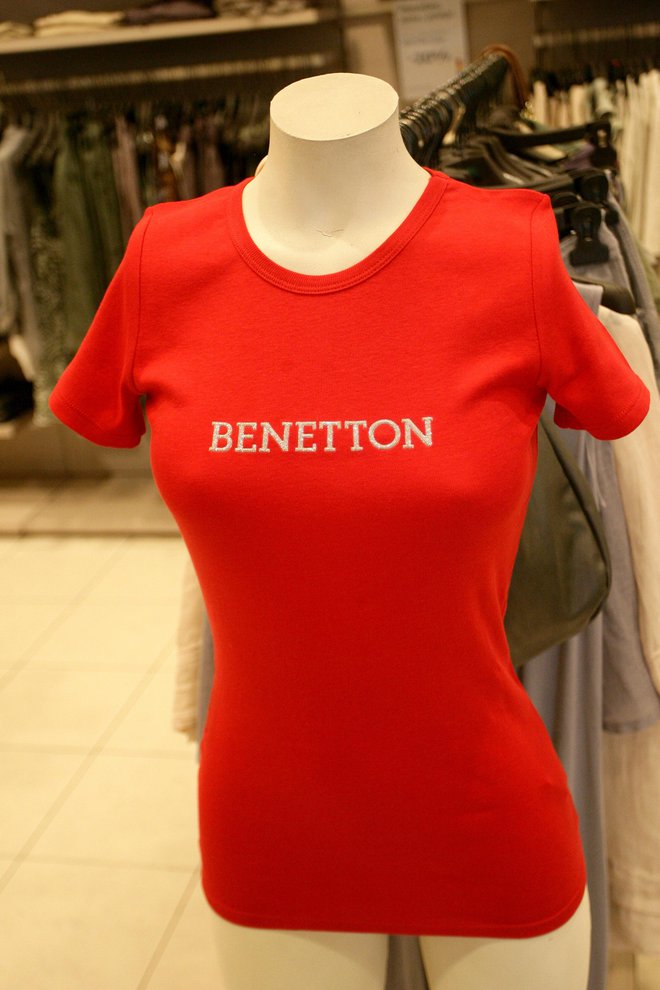 Benetton je znan po svetlih barvah in preprostih krojih. Foto: ROMAN ŠIPIČ/DELO