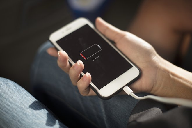 <p>Klorova baterija bi v pametnih telefonih lahko zdržala brez polnjenja en teden. Foto: Pixabay</p>
