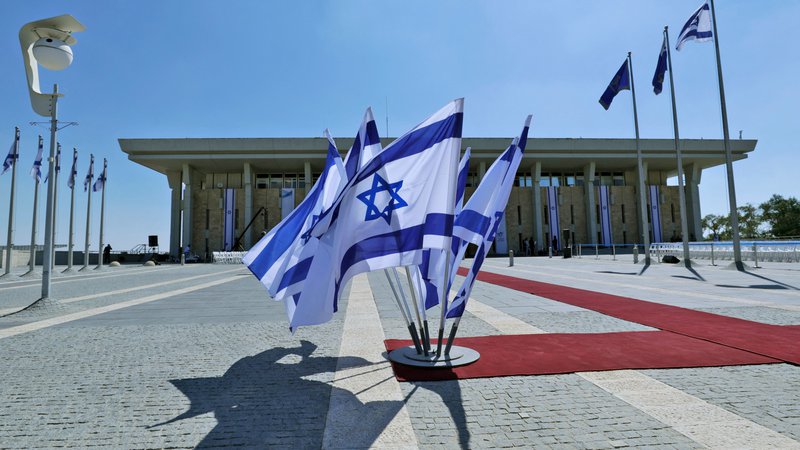 Fotografija: Izraelske zastave pred izraelskim parlamentom v Jeruzalemu, 2019. Foto: Emmanuel Dunand / AFP

 
