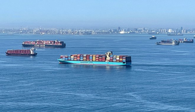 Tovorne ladje čakajo pred pristanišči v Los Angelesu in Long Beachu, 1. oktober 2021. Foto: Alan Devall / Reuters
