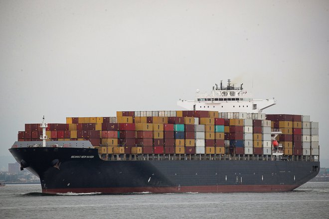 Ladje onesnaževalke dobijo globo. Foto: Brendan McDermid / Reuters
