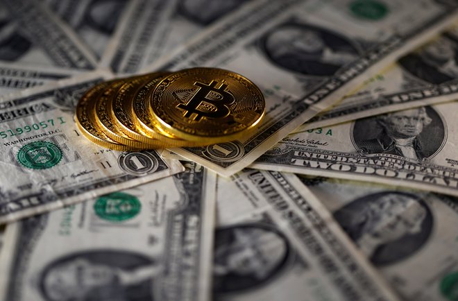 Bitcoin in dolar. Foto: Dado Ruvic / Reuters
