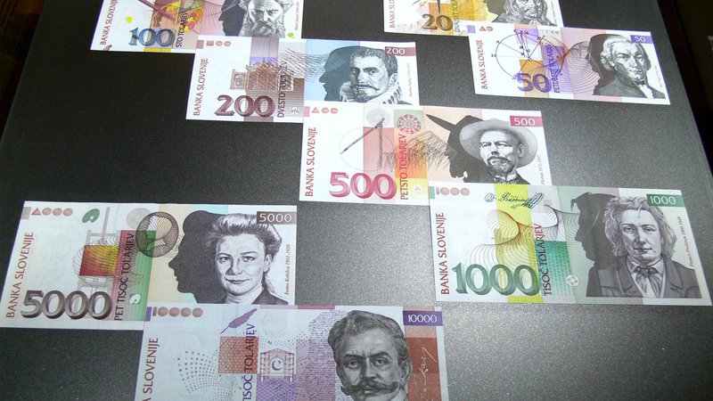 Fotografija: Tolarski bankovci. Foto: Primož Hieng/Delo

