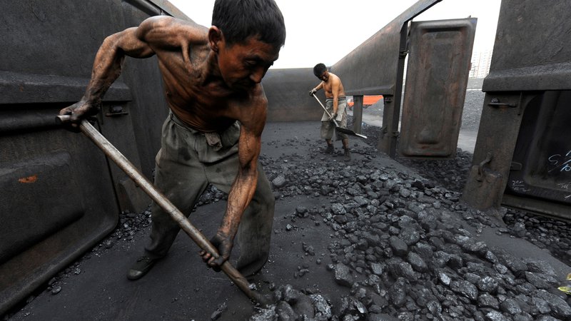 Fotografija: Kitajska vlada je premogovnikom ukazala, naj proizvedejo čim več premoga. Foto: Jianan Yu / Reuters
