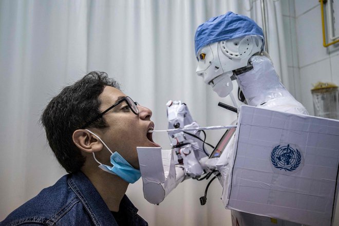 Robot opravlja delo medicinskega osebja. Foto: KHALED DESOUKI/AFP
