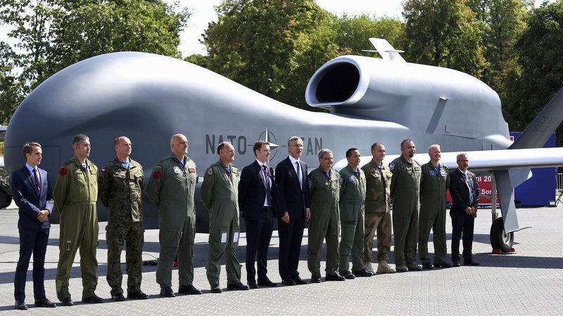 Fotografija: Nato predstavniki in vojaško osebje pred Natovim brezpilotnim letalom, 8. julij 2016, Poljska. Foto: Adam Stepien / Agencja Gazeta / Reuters

 
