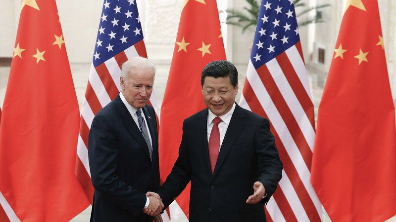 Fotografija: Takrat še ameriški podpredsednik Joe Biden in kitajski predsednik Xi Jinping, Peking, 4. december 2013. Foto: Lintao Zhang / Reuters
