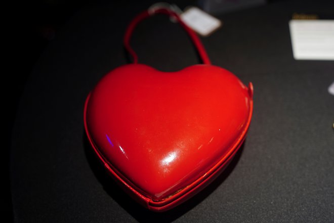 Rdeča usnjena torbica v obliki srca. Foto: Carlo Allegri / Reuters
