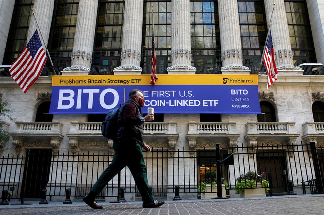 Prvi ameriški bitcoin ETF sklad BITO na Newyorški borzi (NYSE). Foto: Brendan McDermid / Reuters
