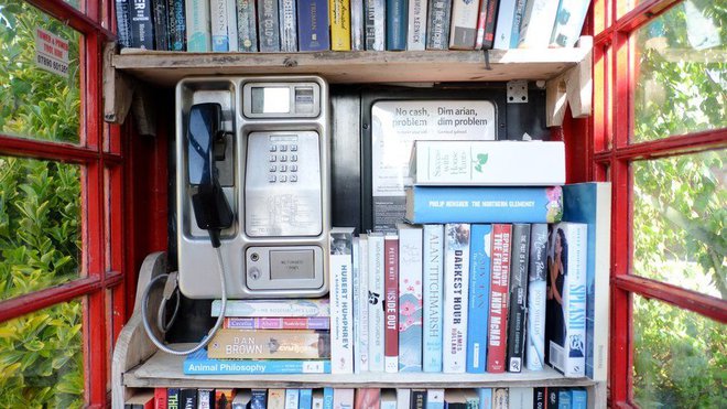 Mini knjižnica znotraj telefonske govorilnice. Foto: Getty Images
