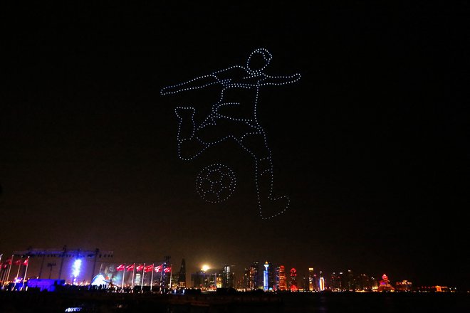 Droni osvetljujejo nebo v obliki nogometaša, Doha, Katar, 21. november 2021. Foto: Patrick Baz / Qatar Museums / AFP
