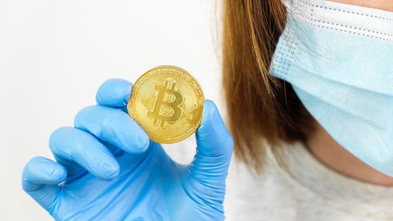 Fotografija: Ali se je bitcoin okužil z novo različico koronavirusa? Foto: Shutterstock
