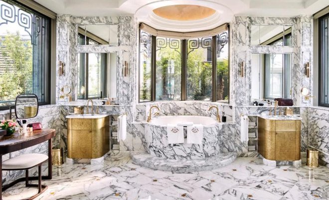 Veličastna kopalnica iz marmorja. Foto: posnetek zaslona/ Le Meurice
