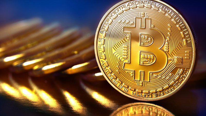 Fotografija: Bitcoin je prva decentralizirana digitalna valuta, kar pomeni, da se transakcija izvede preko omrežja neposredno med dvema osebama. FOTO: Depositphotos

