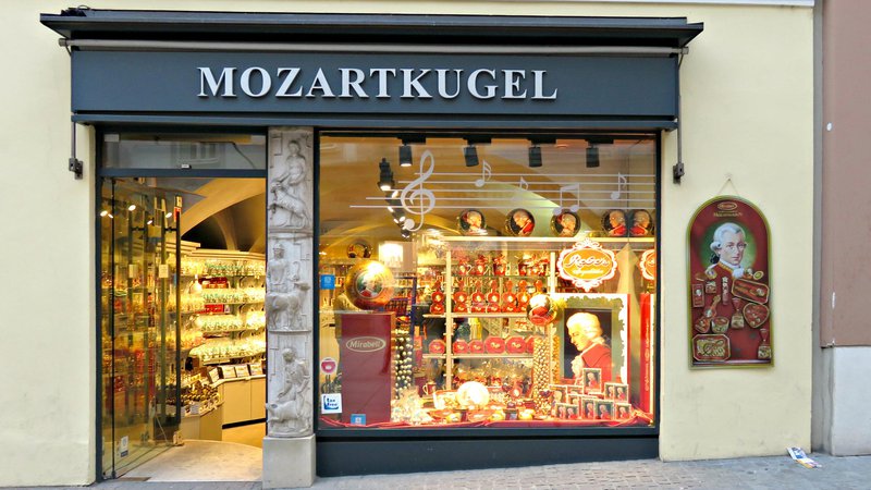Fotografija: Trgovina z Mozartovimi kroglicami v Salzburgu. Foto: Shutterstock
