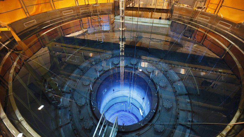 Fotografija: Vodni bazen v jedrski elektrarni v Švici, 16. avgust 2012. Foto: Ruben Sprich / Reuters

