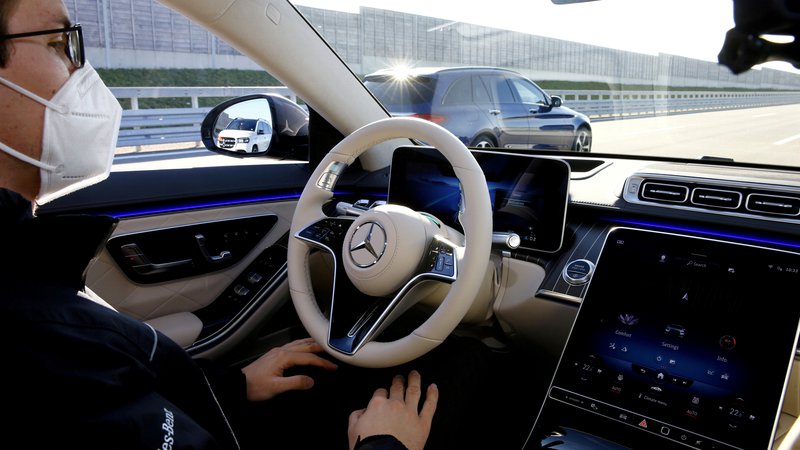 Fotografija: Zaposlen pri podjetju Daimler demonstrira avtonomni način vožnje tretje stopnje pri Mercedes-Benzu razredu S, Nemčija, 14. oktober 2020. Foto: Arnd Wiegmann / Reuters
