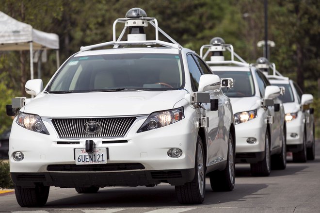 Googlova terenska vozila znamke Lexus, opremljena z Googlovimi senzorji za avtonomno vožnjo, 29. september 2015. Foto: Elijah Nouvelage / Reuters
